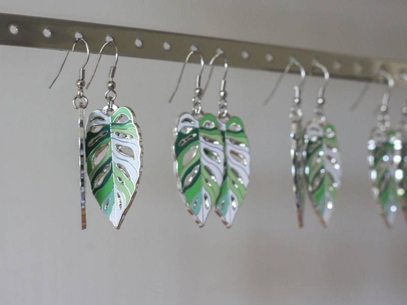 Monstera Obliqua Blatt Ohrringe | Silberfarbe Hard Emaille Schmuck Monstera Obliqua Blatt Ohrringe | Silberfarbe Hard Emaille Schmuck von glassyleaf