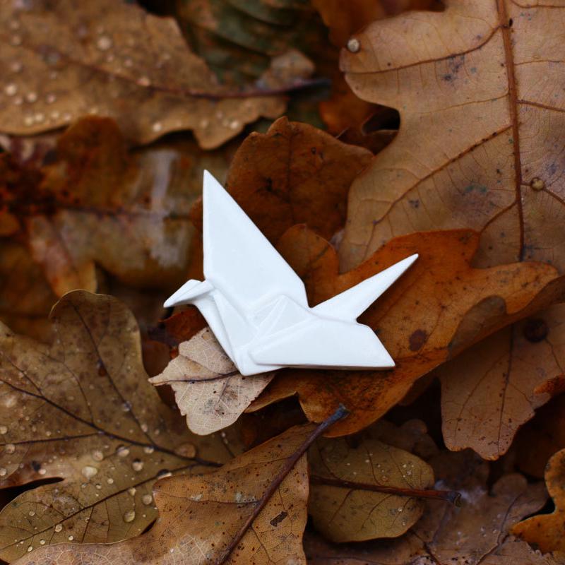 Origami Brosche, Kranich, Vogel, Keramik Moderne Pin, Einzigartiges Geschenk Für Sie, Freund von glazeworkshop