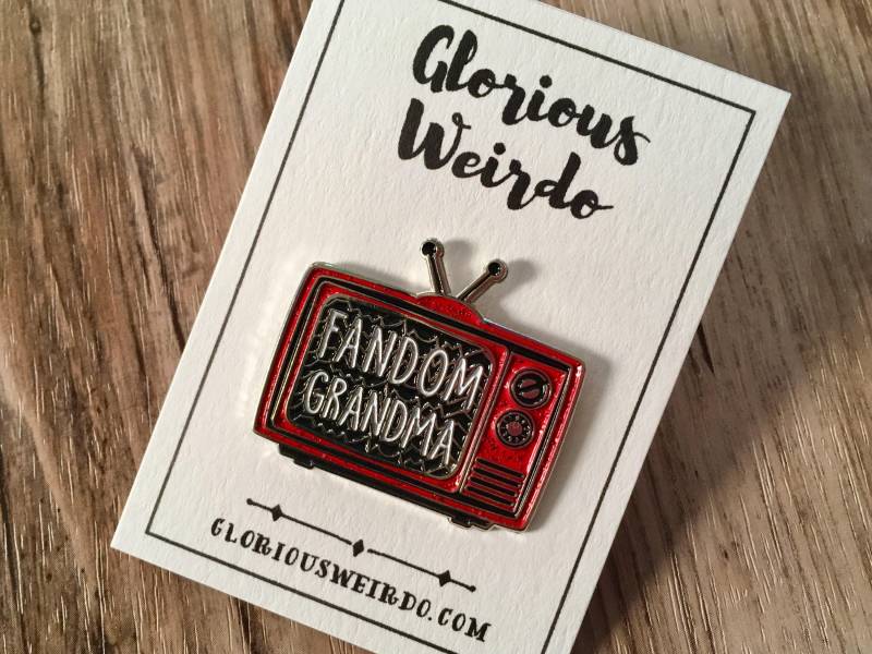 Fandom Oma Pin, Geschenk Fangirl Emaille Jahrgang Tv, Atomic Age, Fan-Geschenk, Herrliche Spinner, Glitzer, Weicher Schmelz von gloriousweirdo