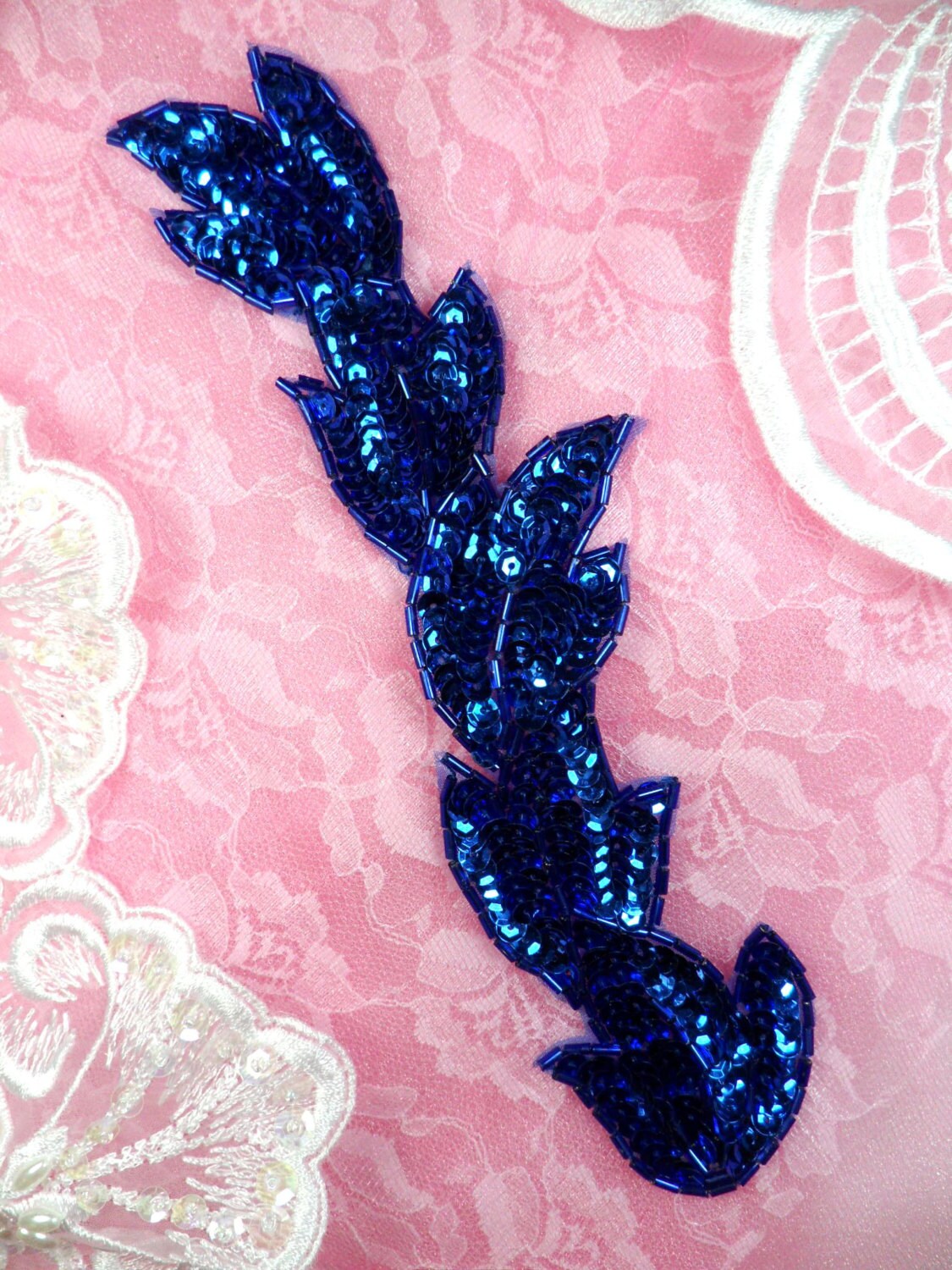 Fs511 Royal Blau Saphir Blatt Cluster Pailletten Perlen Applikation Patch Motiv Nähen Handwerk 21 cm | Fs511-Bl Fs511 Royal Blau Saphir Blatt Cluster Pailletten Perlen Applikation Patch Motiv Nähen Handwerk 21 cm | Fs511-Bl von gloryshouse