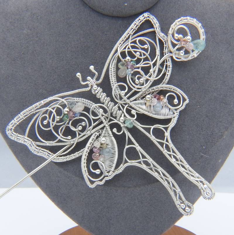 Alle Aflutter - Luna Motte Gewickelt Silber Schal Oder Haarnadel Mit Saphiren, Aquamarin Und Turmalin von glowfly