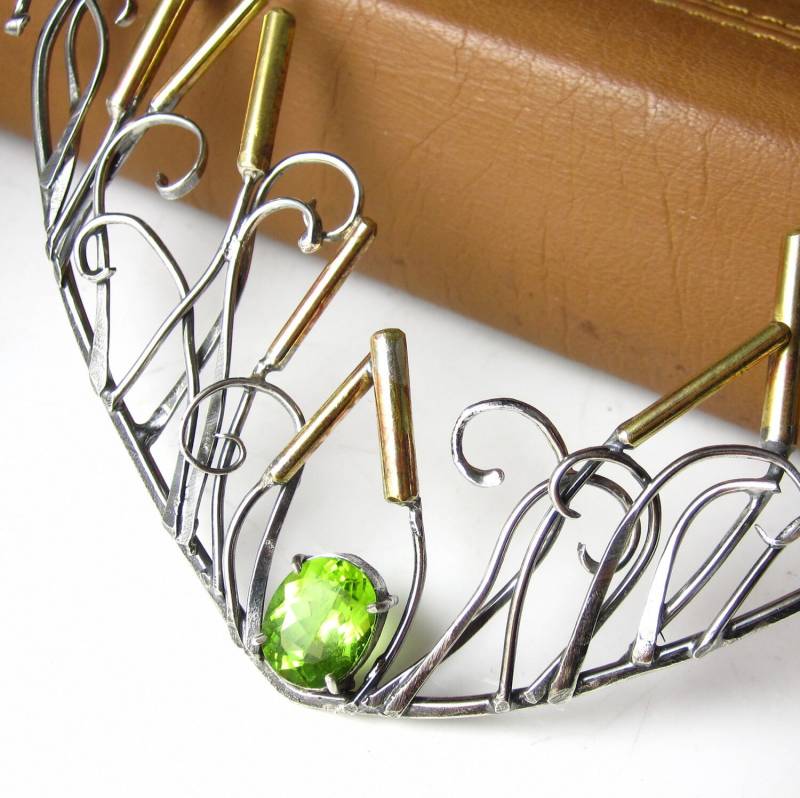 In Den Gräsern Halskette - Messing Und Sterling Rohrkolben Rund Peridot von glowfly