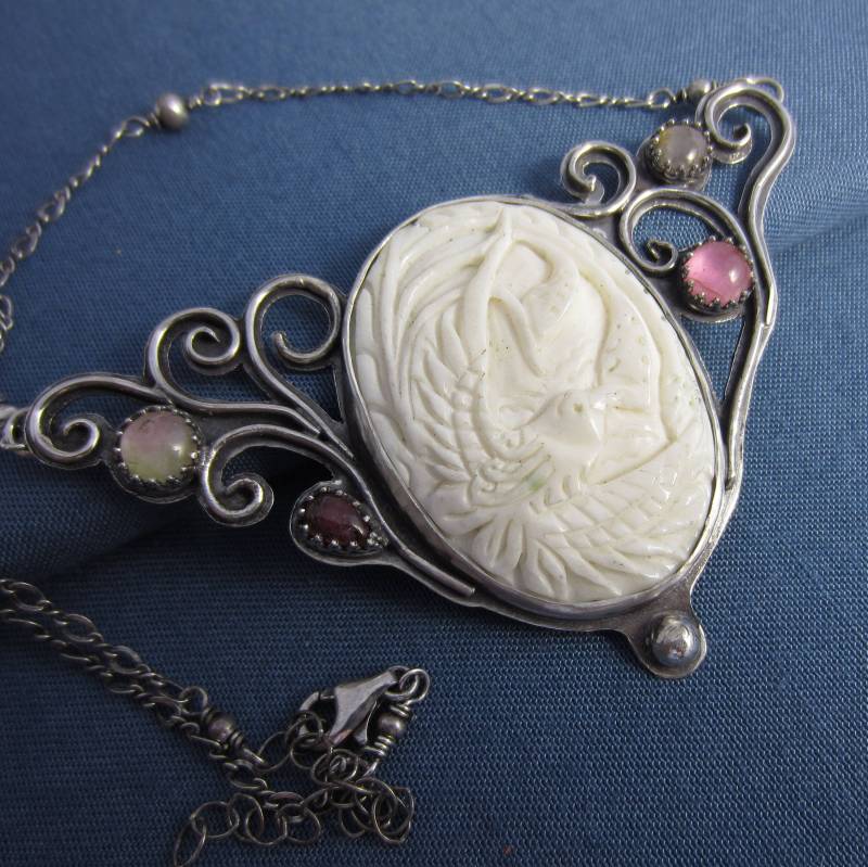 Take Flight Halskette - Geschnitzter Knochen Vogel Mit Turmalin in Sterling Silber von glowfly