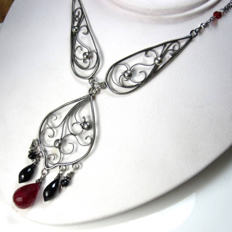 The Regal Chandelier Necklace - Schwarzer Spinell, Rubinkorund in Sterling Silber von glowfly