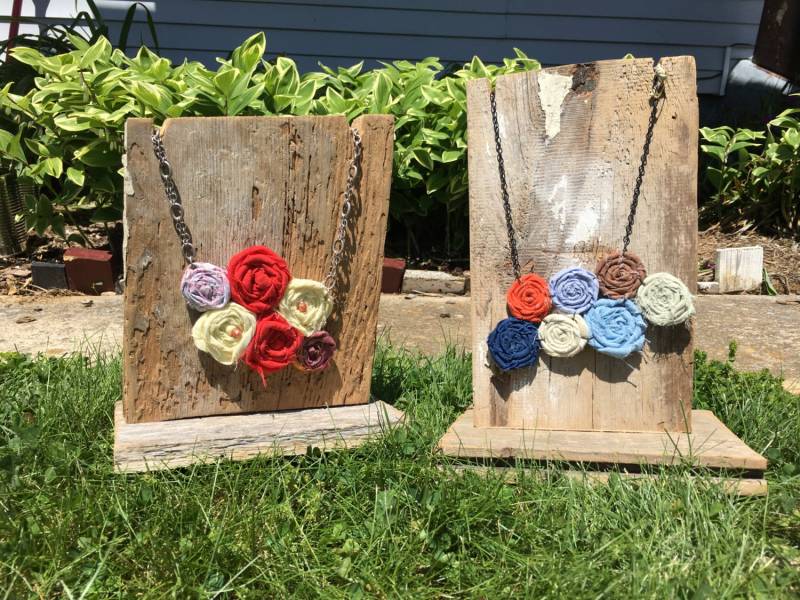 Stoffblumen Rosettenkette Stoffblume - Einzelstück in 2 Variationen Von Gmajanisew von gmajanisew1