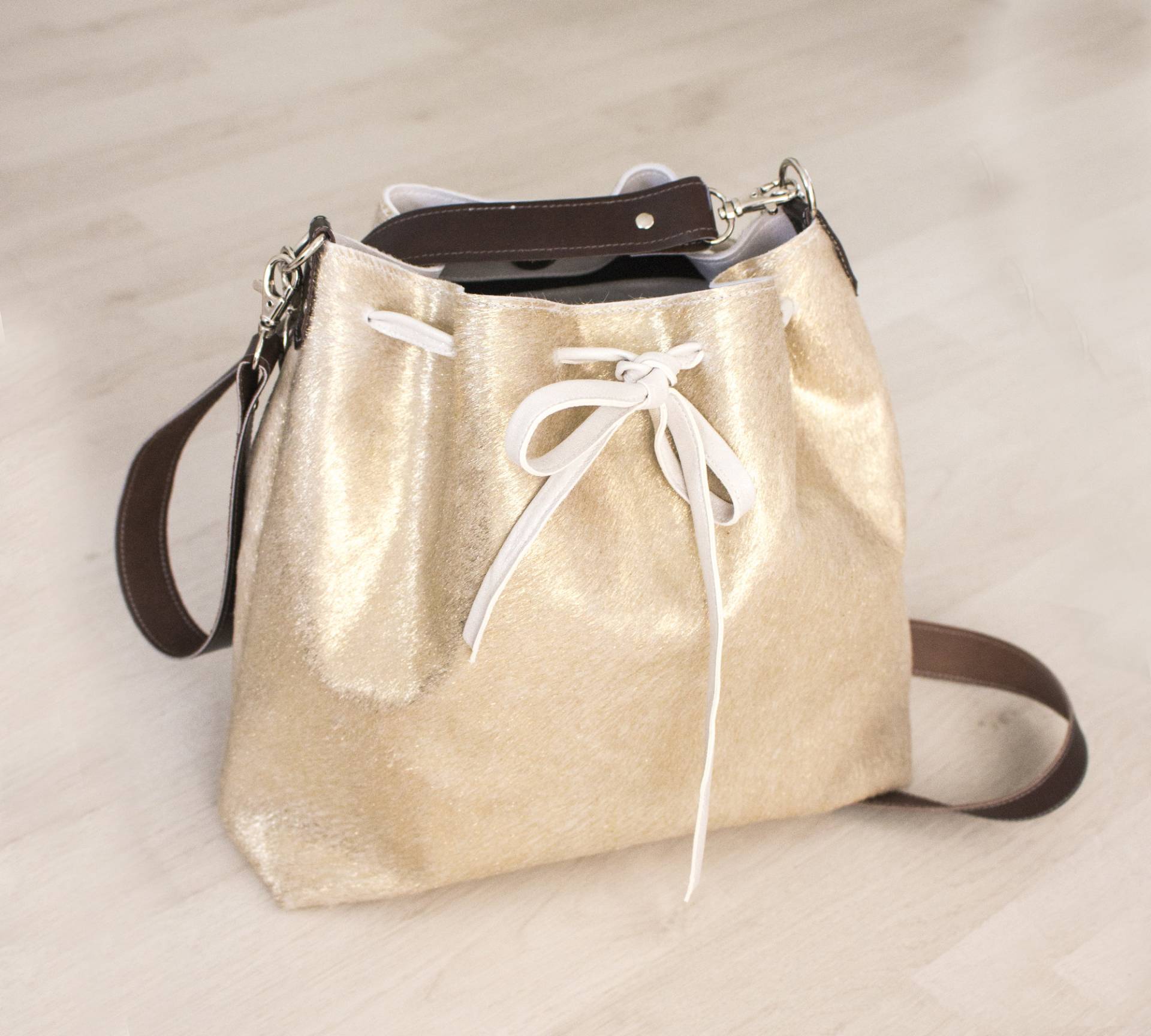 Beige Leder Beuteltasche, Champagner Gold Bucket Bag, Elegante Schultertasche, Creme Fell Kalbshaar Bag Beige Leder Beuteltasche, Champagner Gold Bucket Bag, Elegante Schultertasche, Creme Fell Kalbshaar Bag von gmaloudesigns