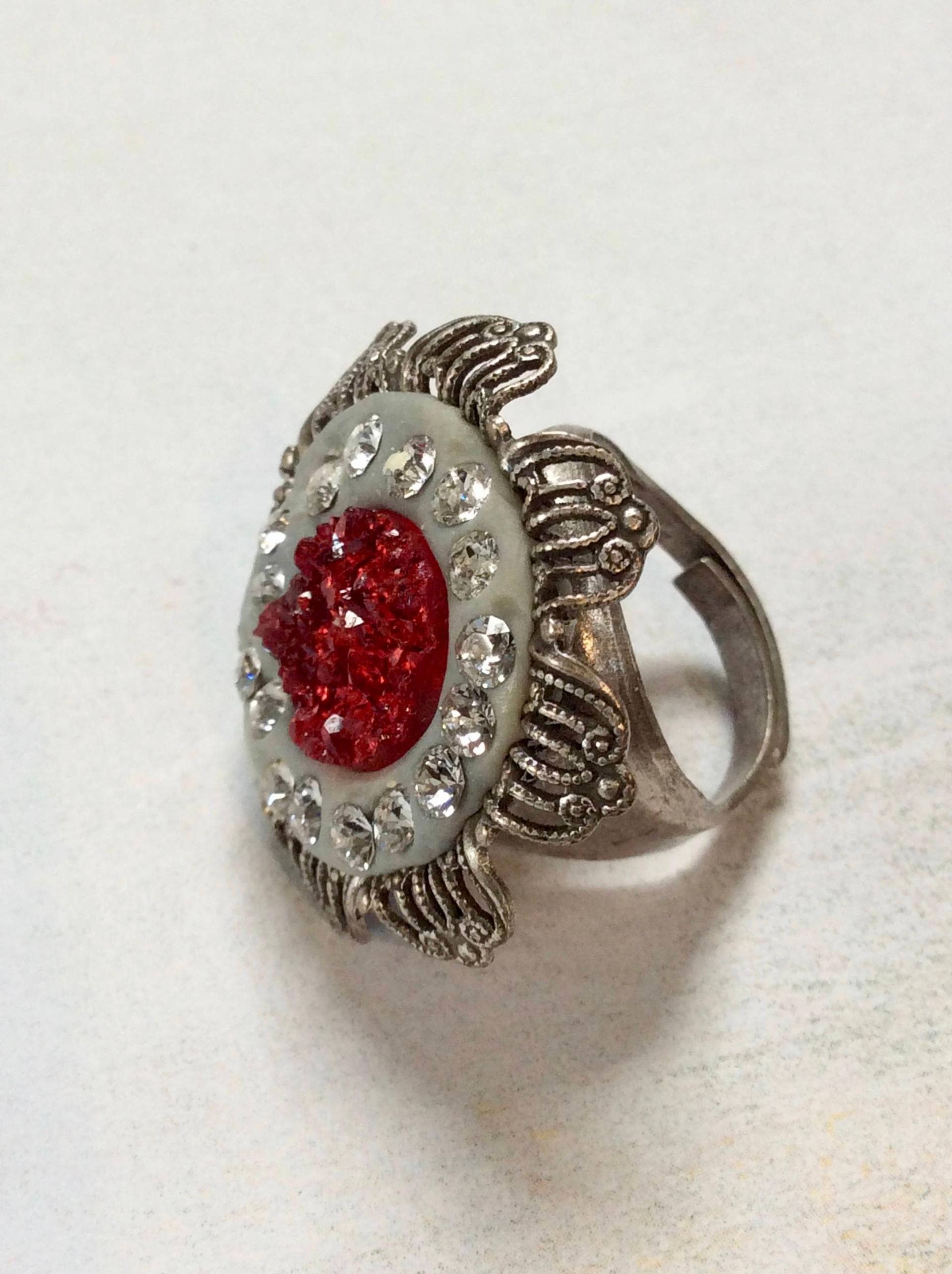 Größenverstellbarer Silber-Ring Mit Kirschrotem Faux-Druse Und Glitzernden Klaren Strasssteinen von gojjell
