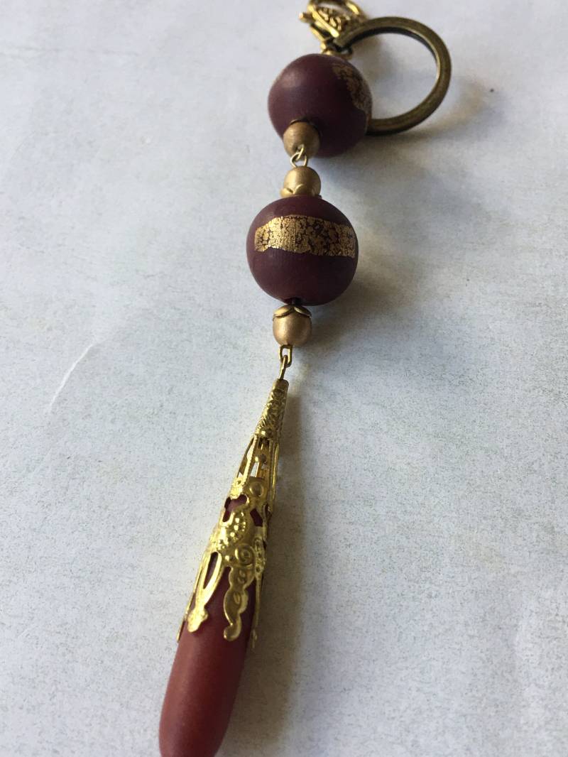 Maroon Träne Taschenanhänger Seeglas Perle, Polymer Clay Perle von gojjell