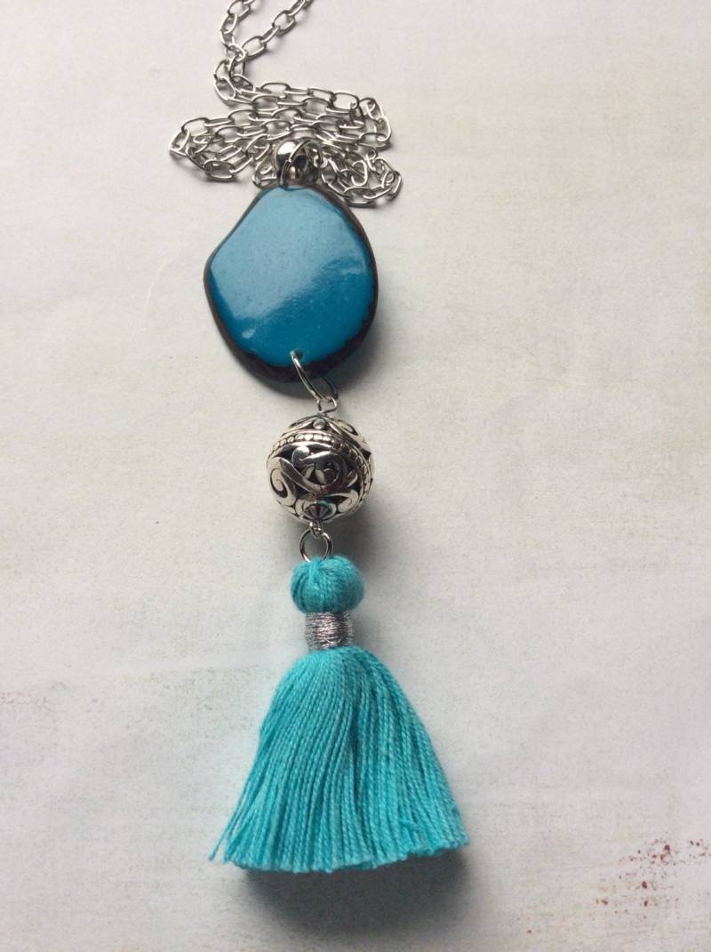 Quastenkette. Türkisblaue Taguanuss, Baumwollquaste.versilbert, Filigran von gojjell