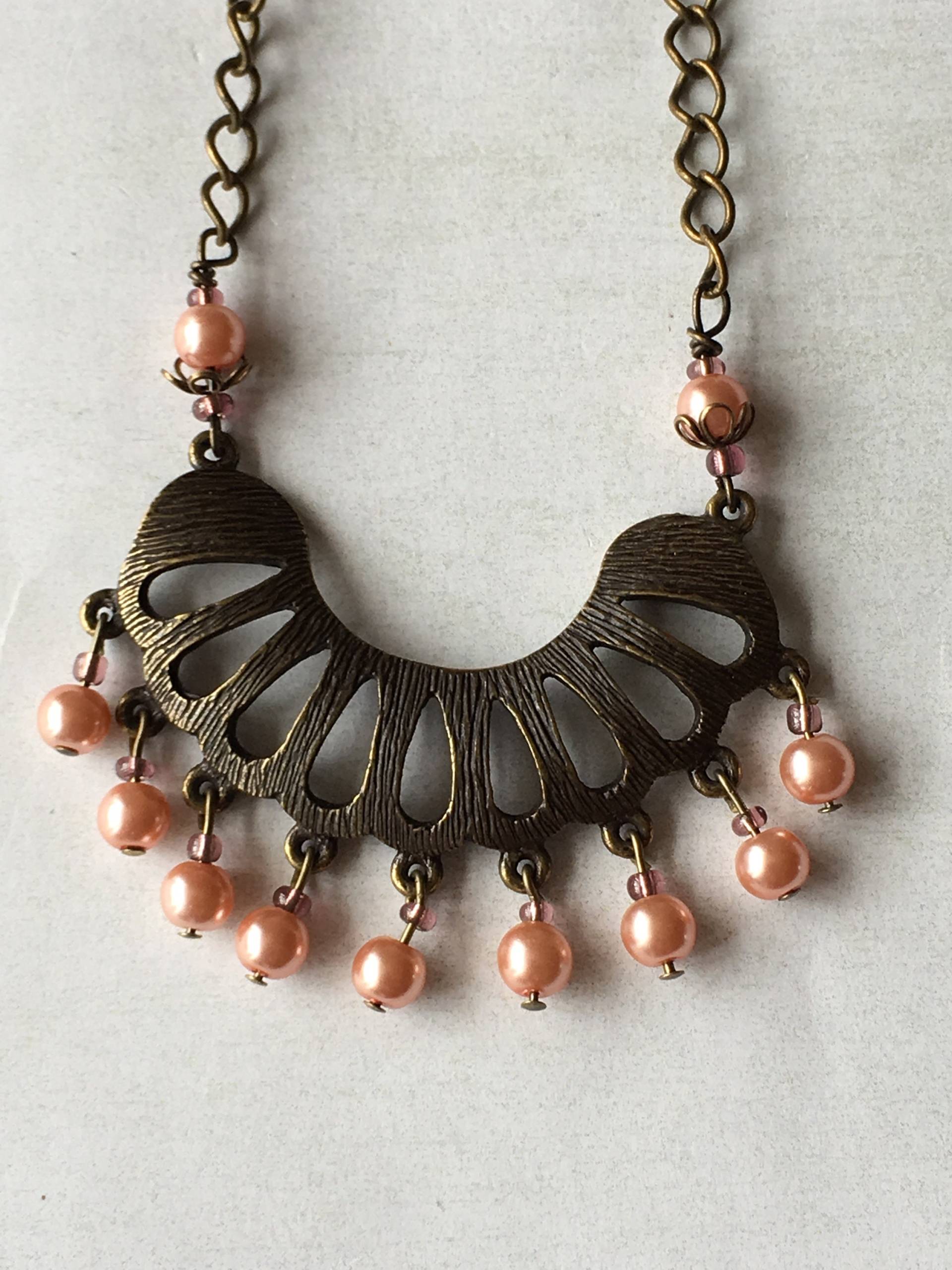 Pfirsich Perle Anhänger Halskette Antiqued Messing Dangle Bib von gojjell