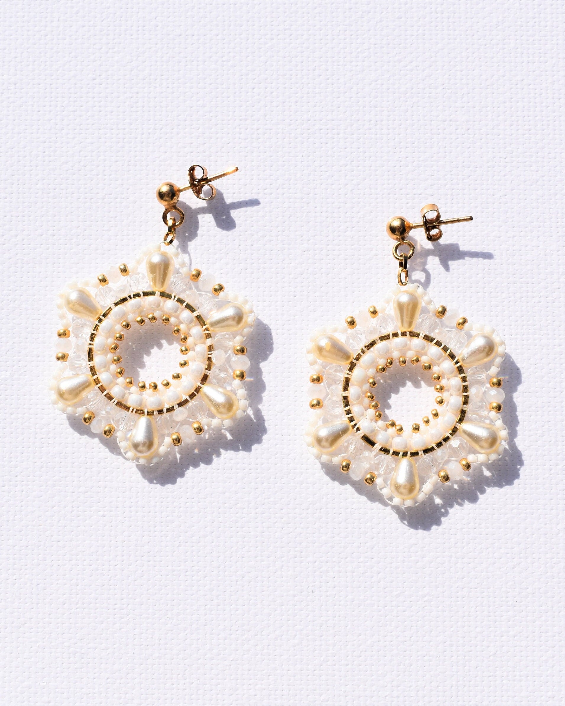 Handmade Miyuki Bead Earrings | Glass Seed Beads White Gold Flower Beaded von goldblumerl