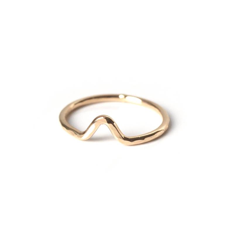 Handgemachter Gold Gehämmerter Mini Zinn Ehering/Facettierter Dreieck in 750, 14K Oder 750 von goldeluxe
