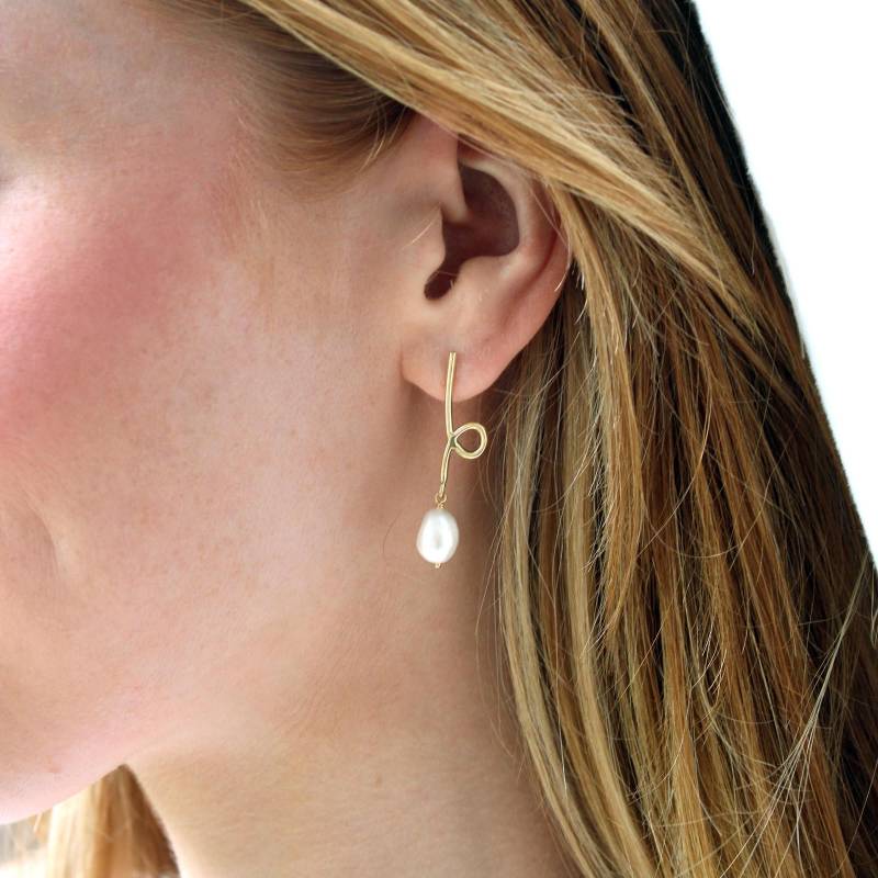 Kurze Reflektion Ohrringe Mit Barock Perlen/Handgefertigte Moderne Schleifen Aus Messing, Sterling Silber, 14K Gold Vermeil Oder 10K von goldeluxe