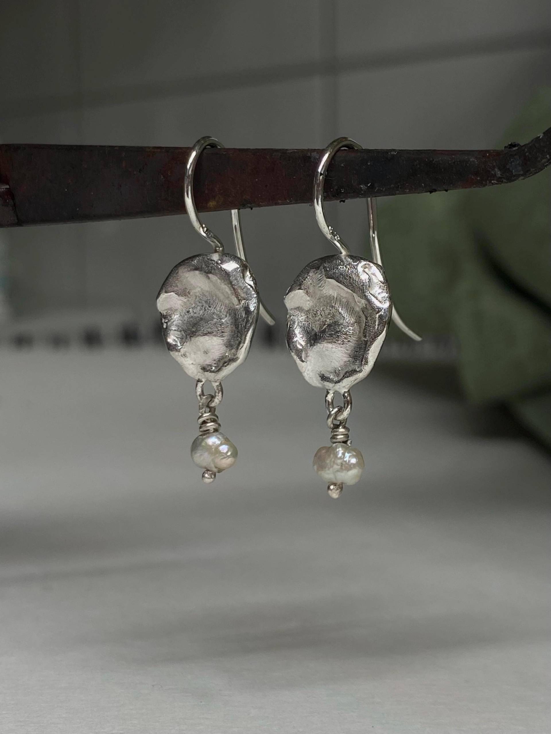 Ohrhänger Mit Perle 925 Silber, Geschmolzener Struktur Ohrhänger Mit Perle 925 Silber, Geschmolzener Struktur von goldendilemma