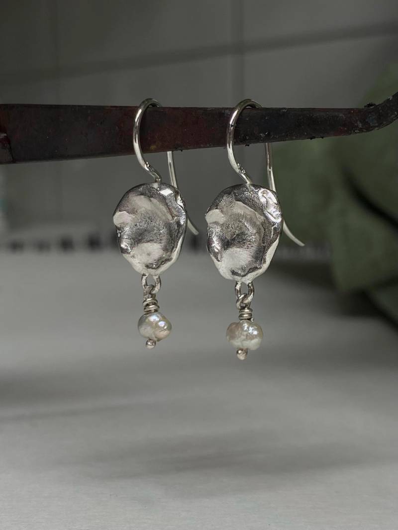 Ohrhänger Mit Perle 925 Silber, Geschmolzener Struktur Ohrhänger Mit Perle 925 Silber, Geschmolzener Struktur von goldendilemma