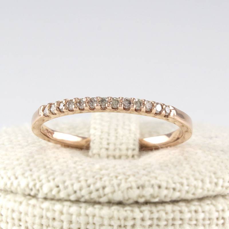 14K Solid Gold Champagne Diamant Eternity Band Dünner Stapelbarer Ring von goldengesture