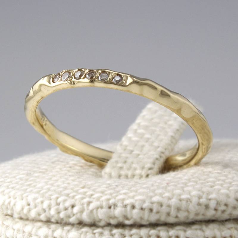 14K Solid Gold Dünne Diamant Eternity Band, Ehering, Champagner Cognac Stapelbarer Ring von goldengesture