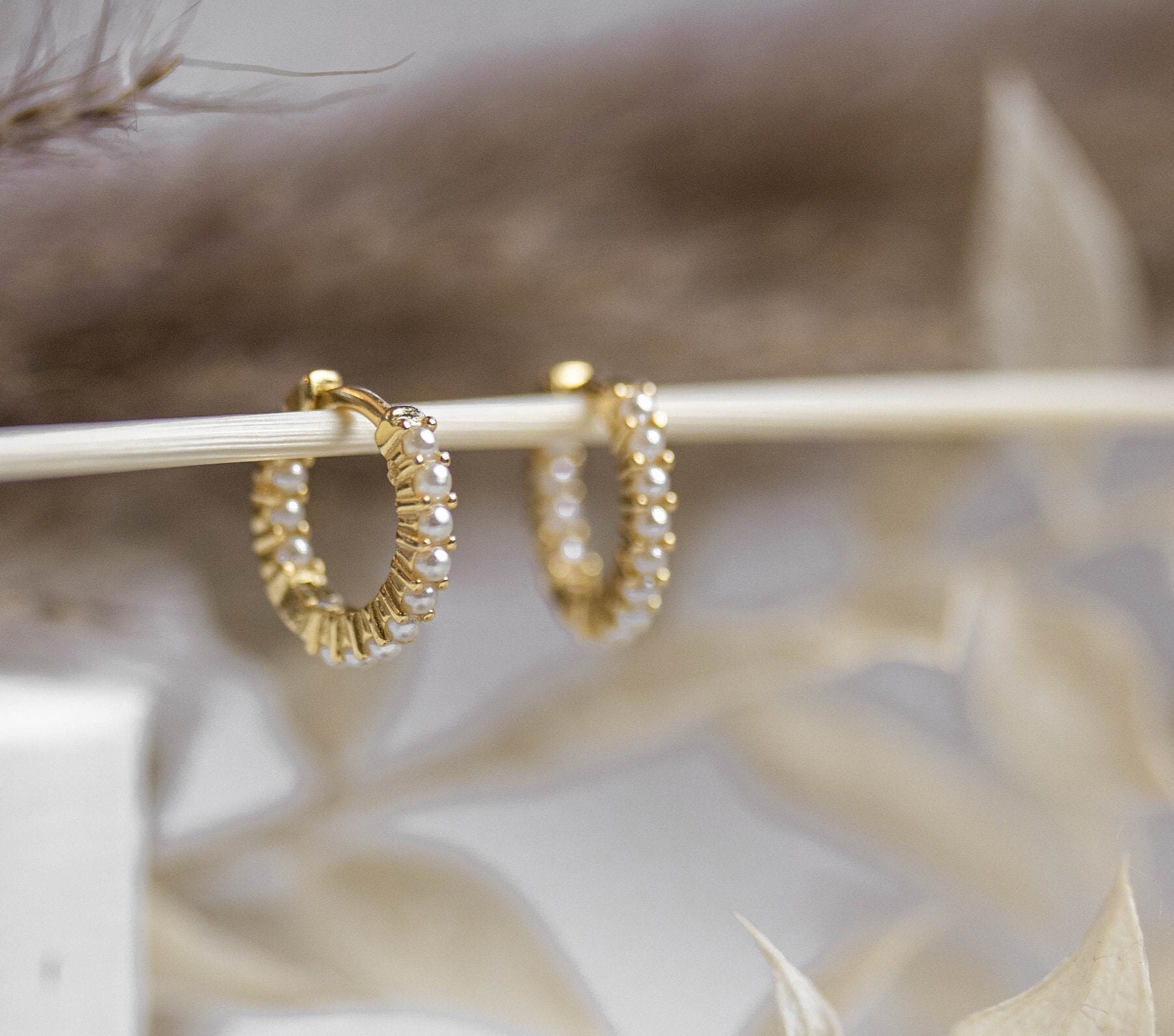 Creole Mit Kleinen Perlen Ohrringe Gold Feine Gold Perlenschmuck Kleine Silber Zierliche Creole Mit Kleinen Perlen Ohrringe Gold Feine Gold Perlenschmuck Kleine Silber Zierliche von goldenstrawberryDE