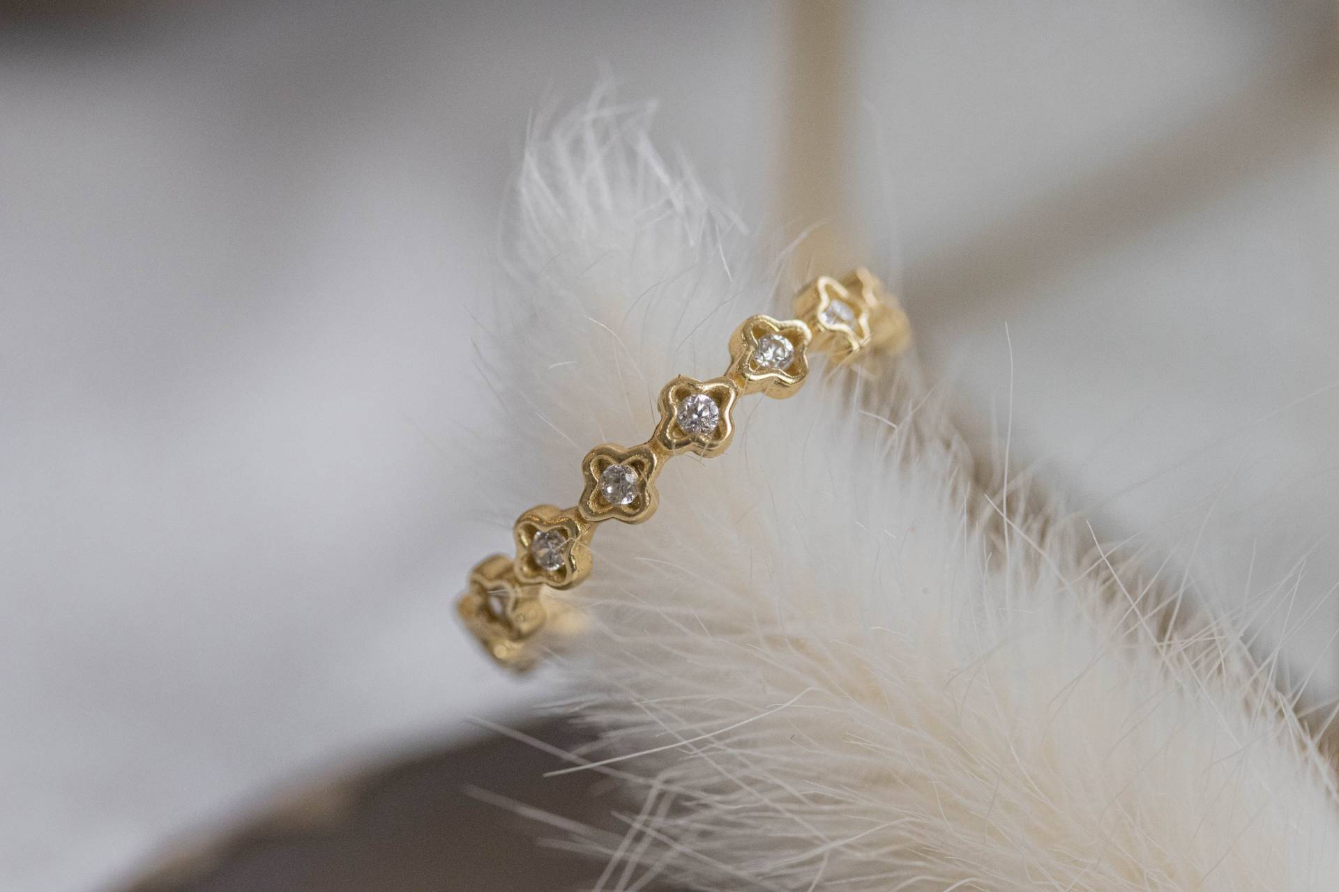 Zierlicher Ring Goldring Mit Zirkonia Feiner Silber Stapelring Gold Dünner Gold Schmuck Moderner Zierlicher Ring Goldring Mit Zirkonia Feiner Silber Stapelring Gold Dünner Gold Schmuck Moderner von goldenstrawberryDE
