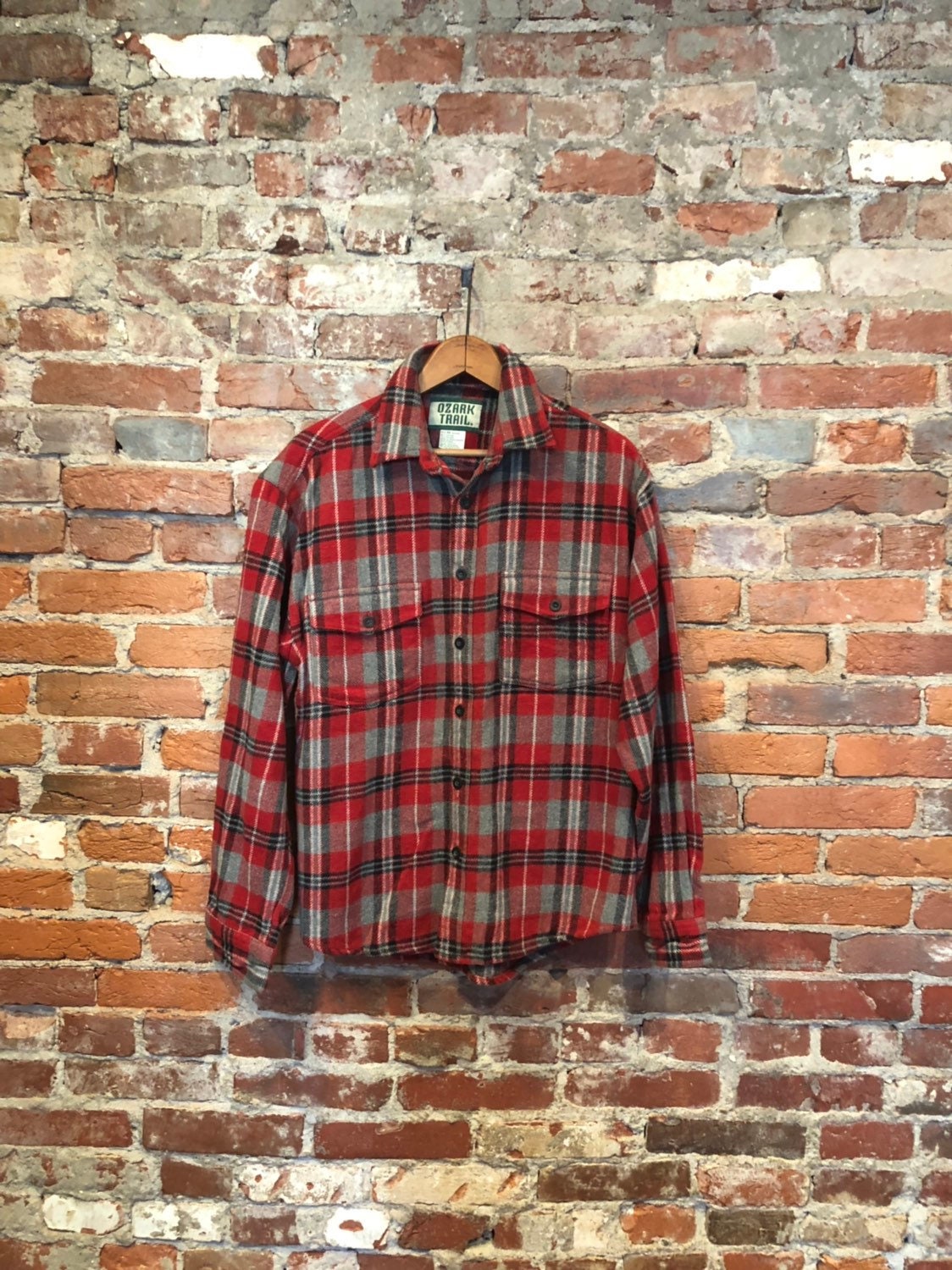 Vintage Ozark Trail Schwergewichts-Flanell Rot Und Grau Flanell Medium Vintage Ozark Trail Schwergewichts-Flanell Rot Und Grau Flanell Medium von goldfindsvintage