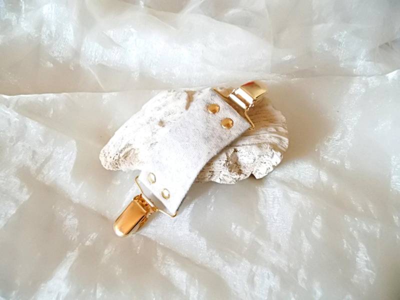 Blusenraffer Aus Beigen Stoffband Mit Nieten, Geschenk Unisex, Jackenverschluß, Raffungen Für Stofftaschen, Taillenraffer, Art 1514918805 von goldknoepfchen