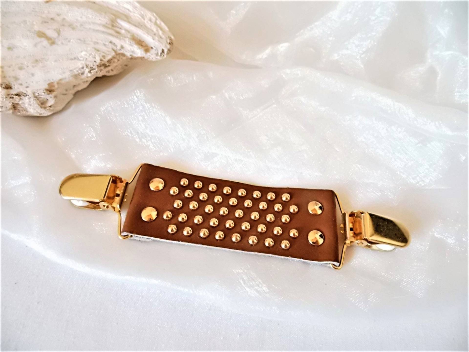 Blusenraffer Aus Leder Mit Nieten in Drei Farben Als Jackenverschluß Der 80Er Jahre, Geschenk Unisex, Verschlußclip, Raffer, Art 627192523 Blusenraffer Aus Leder Mit Nieten in Drei Farben Als Jackenverschluß Der 80Er Jahre, Geschenk Unisex, Verschlußclip, Raffer, Art 627192523 von goldknoepfchen