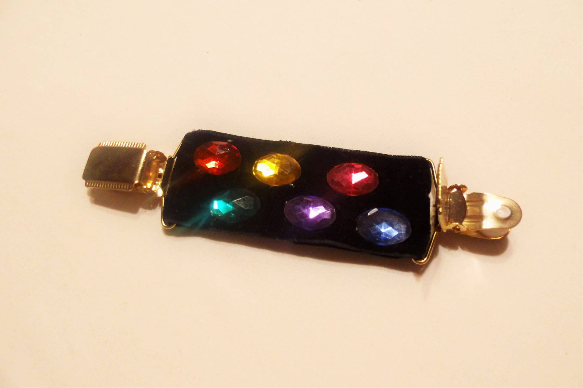 Blusenraffer Aus Samt Mit Bunten Glitzersteinen Der 70Er Jahre, Jackenclip, Kleidclip, Art 627190407 Blusenraffer Aus Samt Mit Bunten Glitzersteinen Der 70Er Jahre, Jackenclip, Kleidclip, Art 627190407 von goldknoepfchen