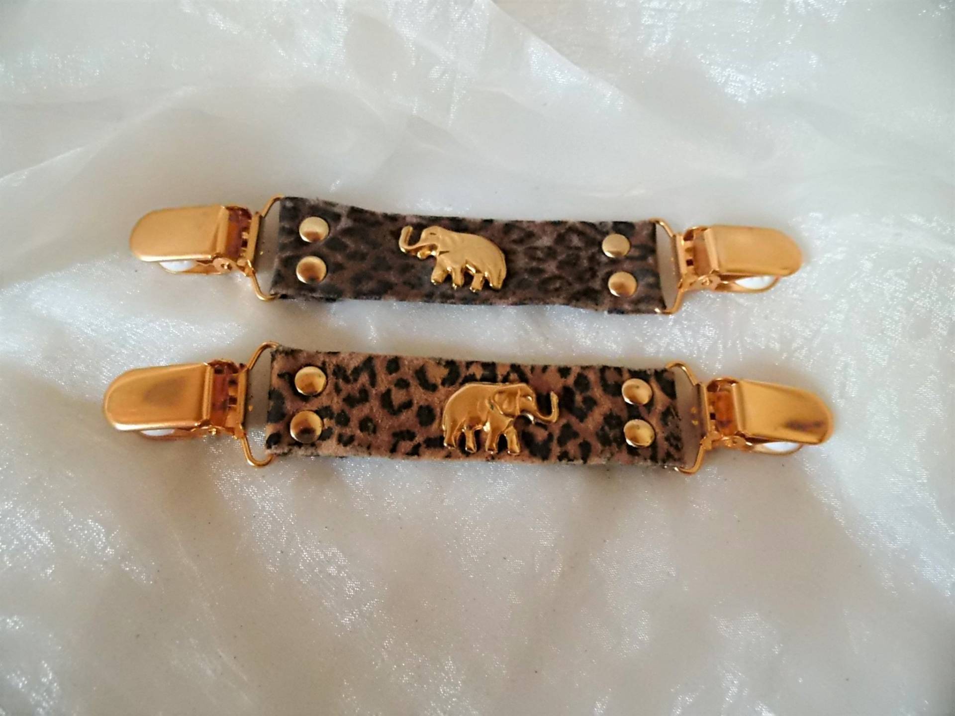 Blusenraffer Braun Getigert Mit Goldfarbenem Elefant Der 80Er Jahre, Geschenk Für Tierliebhaber, Sammler Elefanten, Art 613354082 Blusenraffer Braun Getigert Mit Goldfarbenem Elefant Der 80Er Jahre, Geschenk Für Tierliebhaber, Sammler Elefanten, Art 613354082 von goldknoepfchen