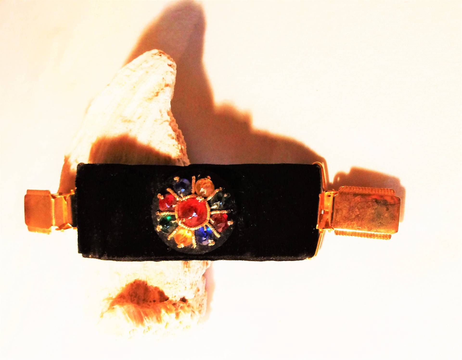 Blusenraffer Schwarzer Samt Mit Bunter Blume Glitzersteine 80Er Jahre, Jackenverschluß Clips, Geschenk Für Frauen Kinder, Art 613353006 von goldknoepfchen