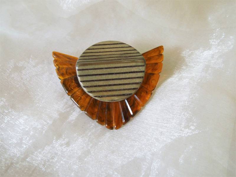 Brosche Aus Kunststoff 80Er Jahre, Dunkle Mit Goldfarbenen Kreis, Einfach Aber Dekorativer Anstecker Geschenk Frauen, Art 613354784 von goldknoepfchen