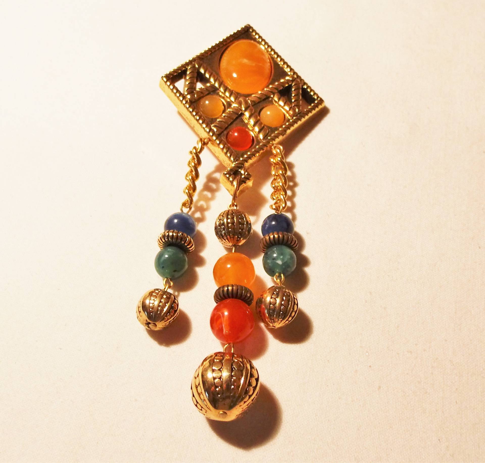 Brosche Aus Kunststoff Schöner Bunt/Goldfarbener Anstecker Mit Anhängern Der 80Er Jahre Für Kostüme, Geschenk, Art 613353596 Brosche Aus Kunststoff Schöner Bunt/Goldfarbener Anstecker Mit Anhängern Der 80Er Jahre Für Kostüme, Geschenk, Art 613353596 von goldknoepfchen