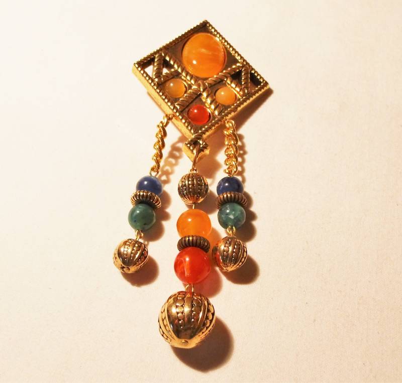 Brosche Aus Kunststoff Schöner Bunt/Goldfarbener Anstecker Mit Anhängern Der 80Er Jahre Für Kostüme, Geschenk, Art 613353596 von goldknoepfchen