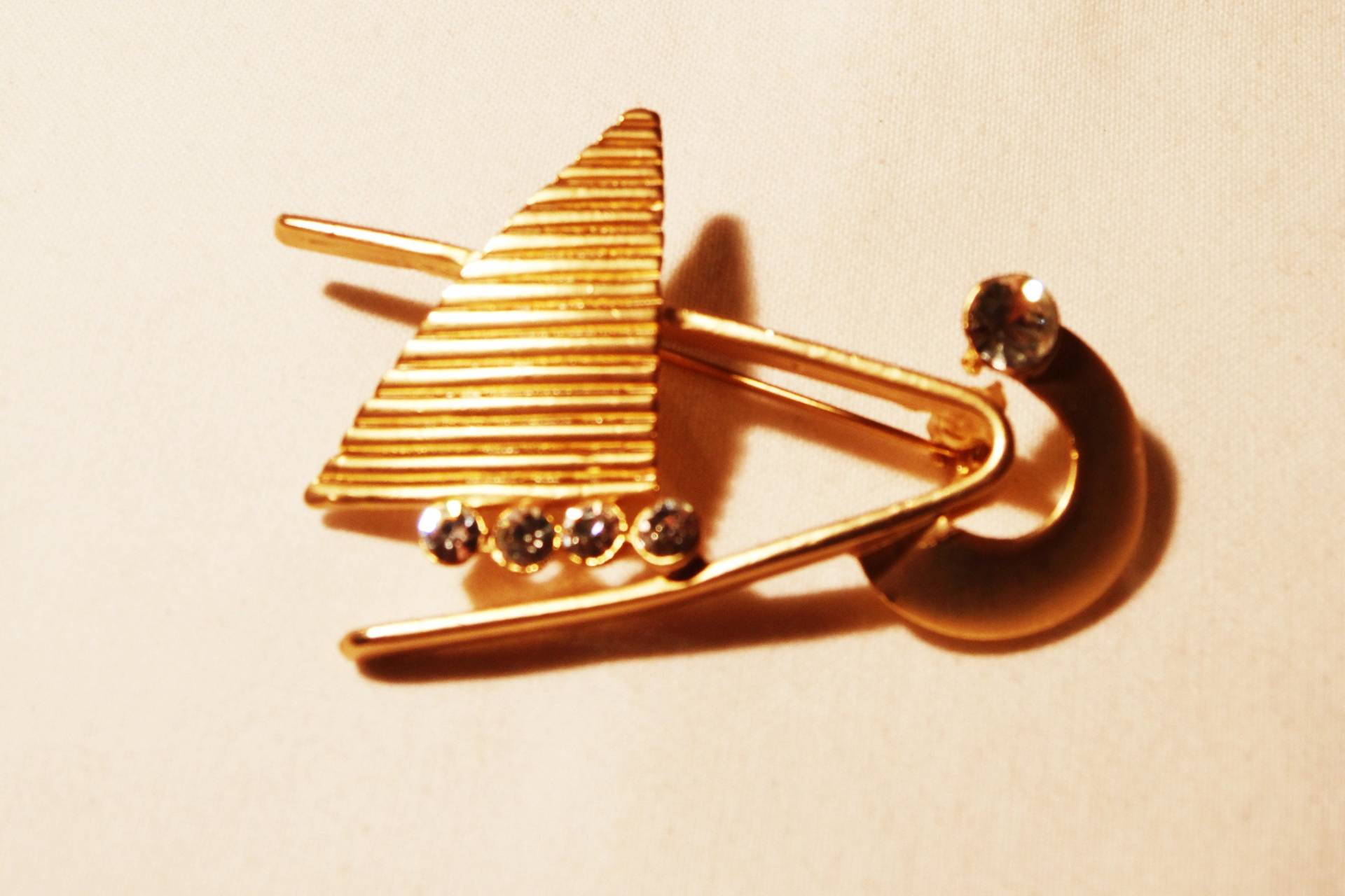 Brosche Mit Segel Und Glitzersteinen, Hübsch Maritim, Geschenk Für Frauen, Aus Den 80Er Jahren, Art 613352434 Brosche Mit Segel Und Glitzersteinen, Hübsch Maritim, Geschenk Für Frauen, Aus Den 80Er Jahren, Art 613352434 von goldknoepfchen