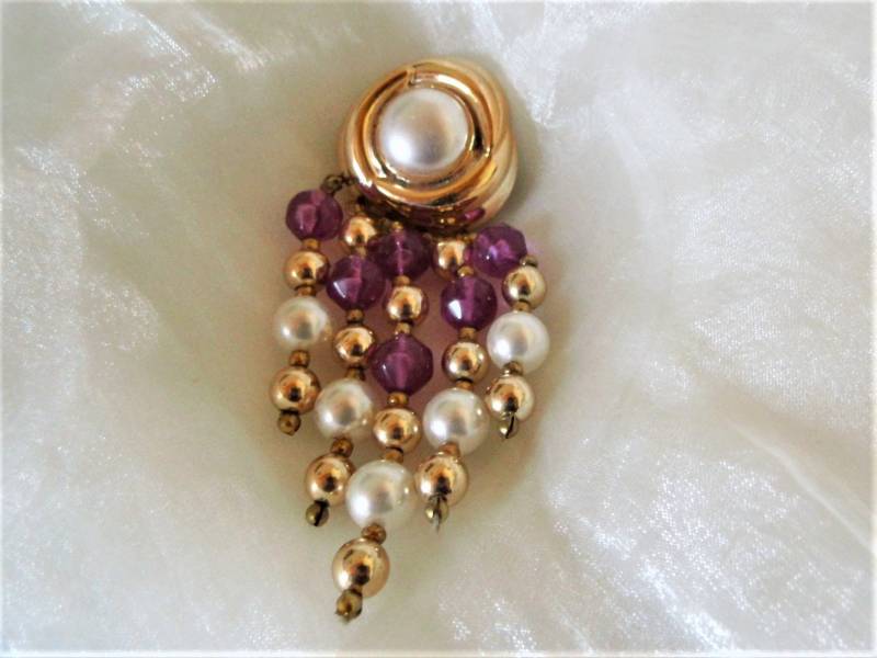 Brosche Mit Weißen Und Lila Perlen Klobig Leicht Raffiniert Goldfarben Für Braut Oder Brautjungfer Aus Den 80Er Jahren, Art 627192229 von goldknoepfchen