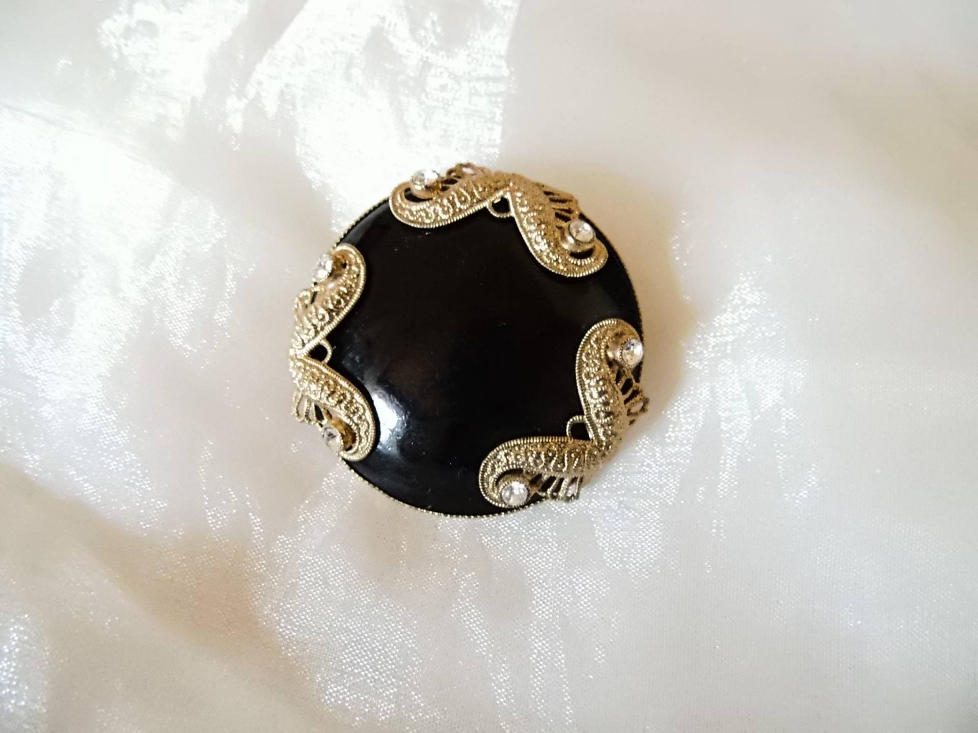 Brosche Rund Schwarz/Gold Mit Verzierungen, Kunstoffbrosche 80Er Jahre, Geschenk Frauen, Trauerschmuck, Dekorativer Witwenschmuck, Art 613354444 Brosche Rund Schwarz/Gold Mit Verzierungen, Kunstoffbrosche 80Er Jahre, Geschenk Frauen, Trauerschmuck, Dekorativer Witwenschmuck, Art 613354444 von goldknoepfchen