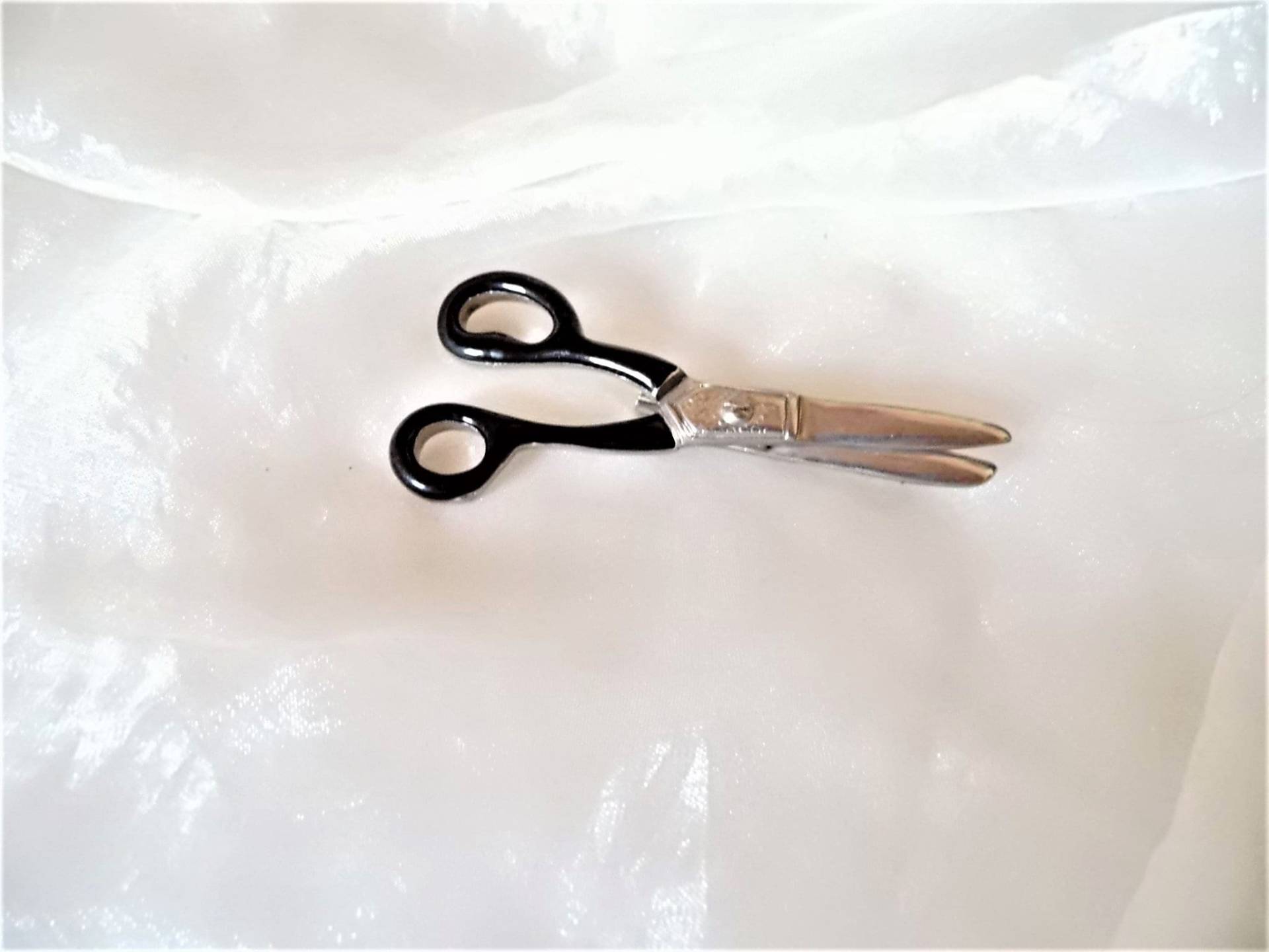 Brosche Schere Der 80Er Jahre, Geschenk Für Friseure, Origineller Anstecker, Schere Als Anstecknadel, Schwarz Silberne Brosche, Art 613354704 Brosche Schere Der 80Er Jahre, Geschenk Für Friseure, Origineller Anstecker, Schere Als Anstecknadel, Schwarz Silberne Brosche, Art 613354704 von goldknoepfchen