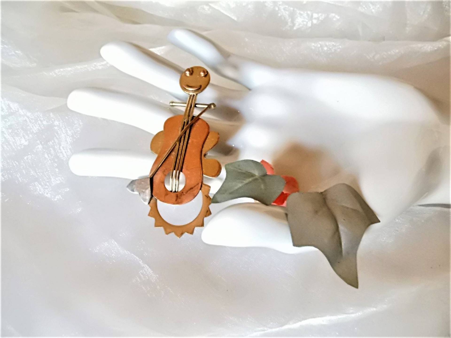 Brosche Streichinstrument Gold/Kupferfarben 70Er Jahre, Anstecker Musikinstrument, Musikerschmuck, Geschenk Musiker, Art 77185546 Brosche Streichinstrument Gold/Kupferfarben 70Er Jahre, Anstecker Musikinstrument, Musikerschmuck, Geschenk Musiker, Art 77185546 von goldknoepfchen