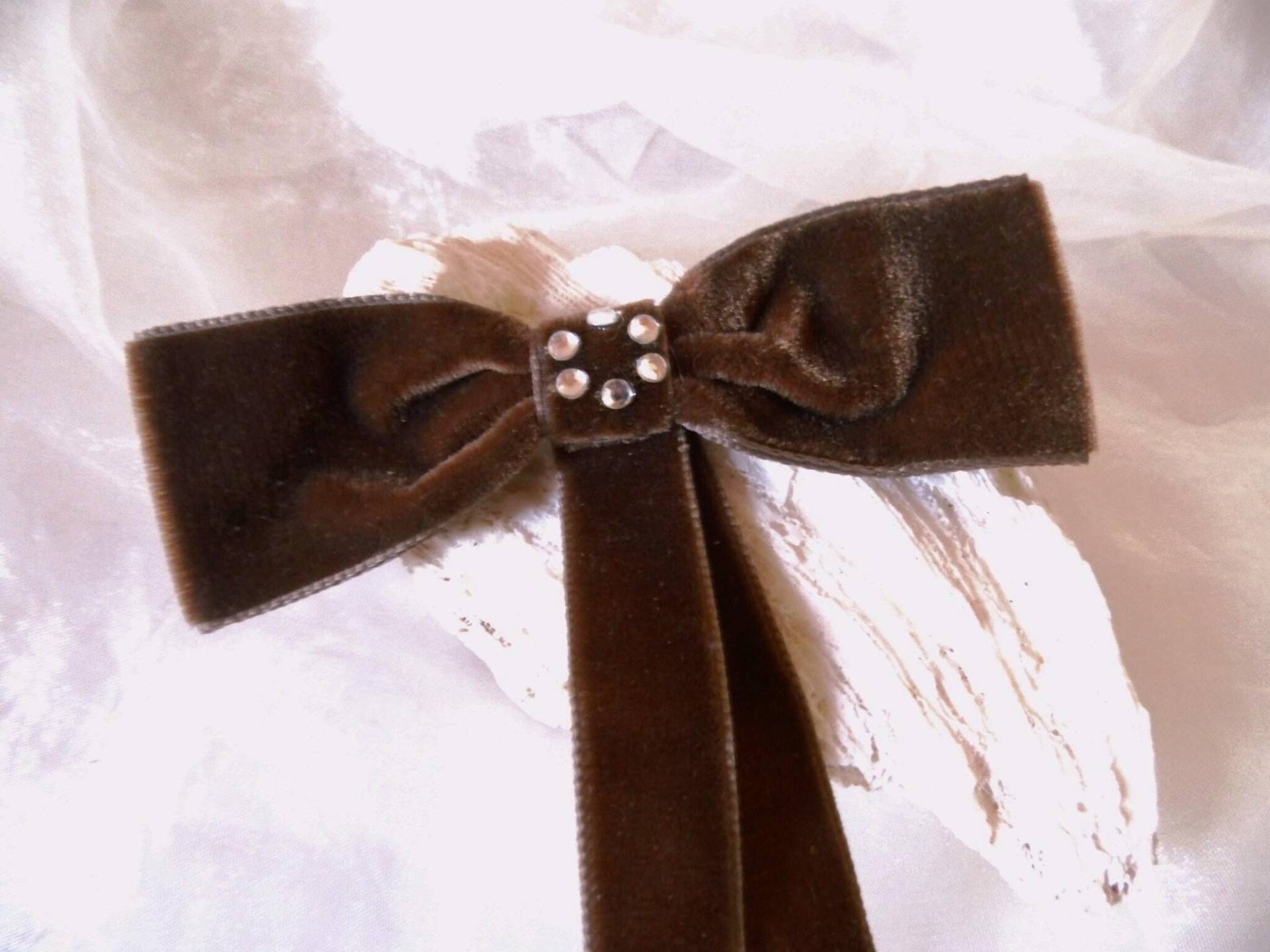 Dekorative Samtschleife Als Anstecker in Braun Und Schwarz Mit Glitzersteinchen Accessoire Zum Nähen + Gestalten, Art 644237838 Dekorative Samtschleife Als Anstecker in Braun Und Schwarz Mit Glitzersteinchen Accessoire Zum Nähen + Gestalten, Art 644237838 von goldknoepfchen