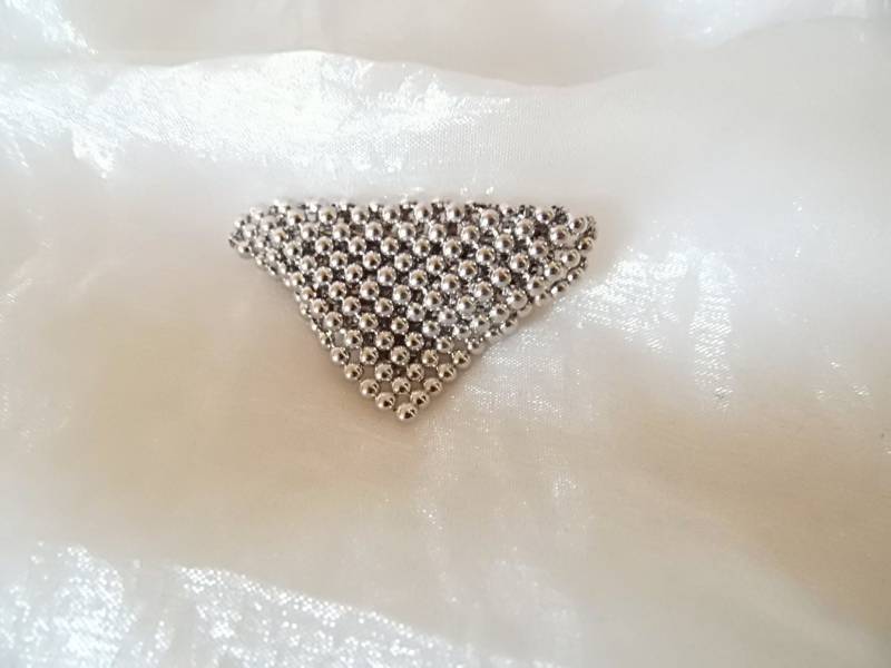 Dreieckige Bewegliche Brosche Der 80Er Jahre, Geschenk Frauen, Elegant Schlicht, Silberner Beweglicher Anstecker, Anstecknadel, Art 627190935 Dreieckige Bewegliche Brosche Der 80Er Jahre, Geschenk Frauen, Elegant Schlicht, Silberner Beweglicher Anstecker, Anstecknadel, Art 627190935 von goldknoepfchen