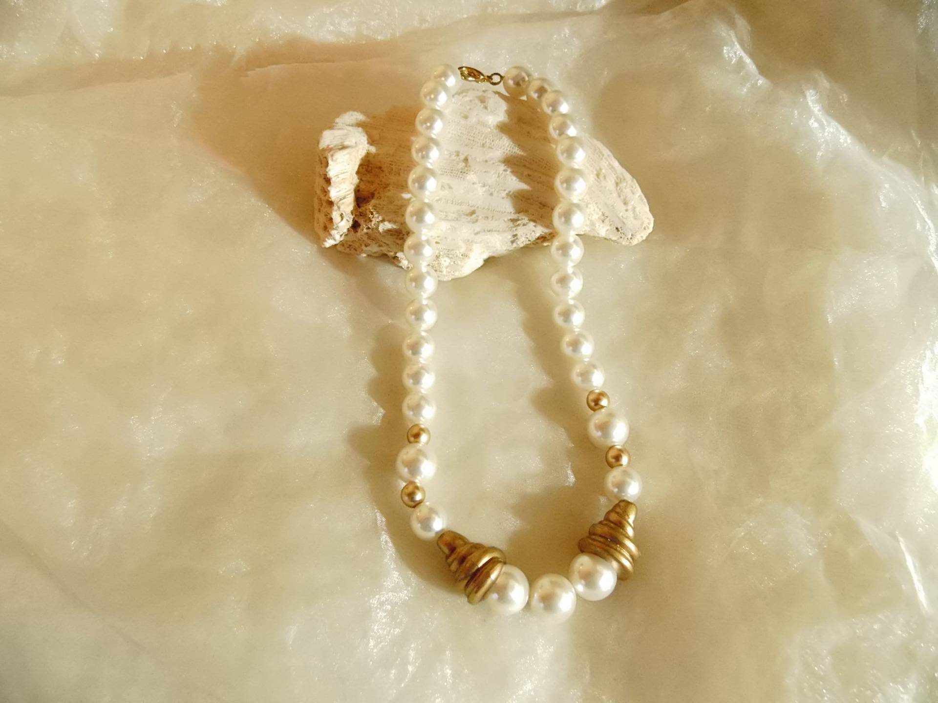 Einreihige Perlenkette Weiße Und Goldene Perlen, Aparte Der 70Er Jahre, Bohokette Avantgarde, Geschenk Frauen, Art 1671052642 von goldknoepfchen