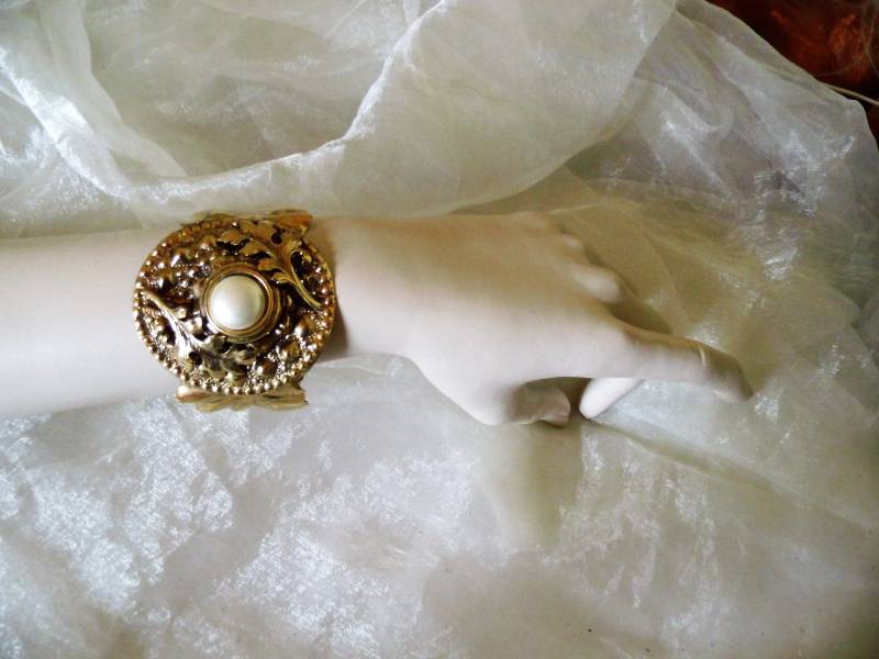 Elegante Klobige Breite Armspange Goldfarben Mit Eichenlaubornamenten Und Perlencabachon Der 80Er Jahre, Geschenk Für Frauen, Art 613354910 von goldknoepfchen