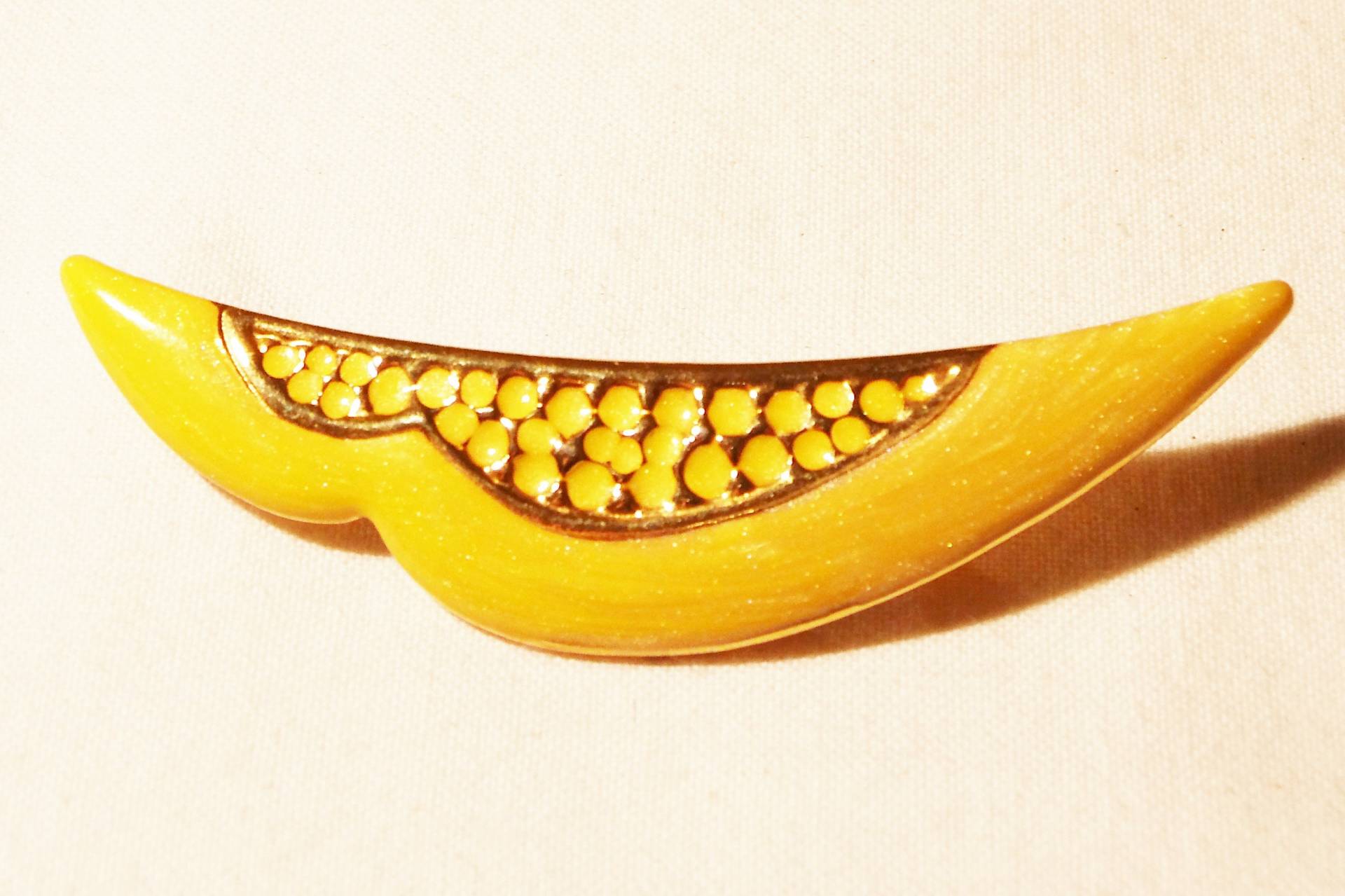 Emaillebrosche Gelb Mit Gold, Brosche, Emallierte Anstecknadel Aus Den 90Ern, Eleganter Dezenter Anstecker, Geschenk Frauen, Art 627190737 von goldknoepfchen