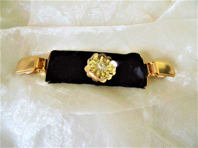 Festlicher Schwarzer Blusenraffer Aus Samt Mit Pailette Perlenblume Für Kostüme 80Er Jahre, Theater, Tanz, Geschenk Unisex, Art 613354228 Festlicher Schwarzer Blusenraffer Aus Samt Mit Pailette Perlenblume Für Kostüme 80Er Jahre, Theater, Tanz, Geschenk Unisex, Art 613354228 von goldknoepfchen