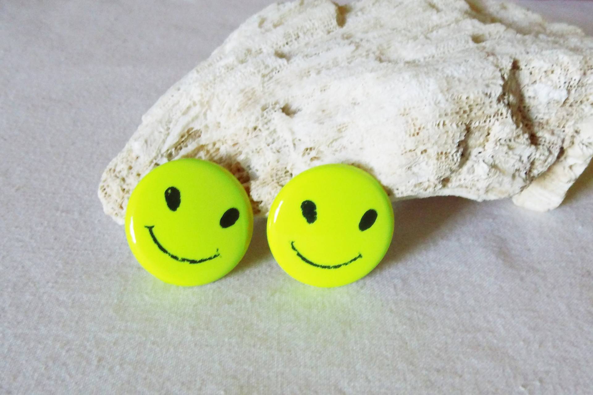 Fetzige Smiley Vintage Ohrclip Gelb Oder Ohrstecker Pink Aus Den 90Er Jahren Als Geschenk Kinder, Art 613353648 Fetzige Smiley Vintage Ohrclip Gelb Oder Ohrstecker Pink Aus Den 90Er Jahren Als Geschenk Kinder, Art 613353648 von goldknoepfchen