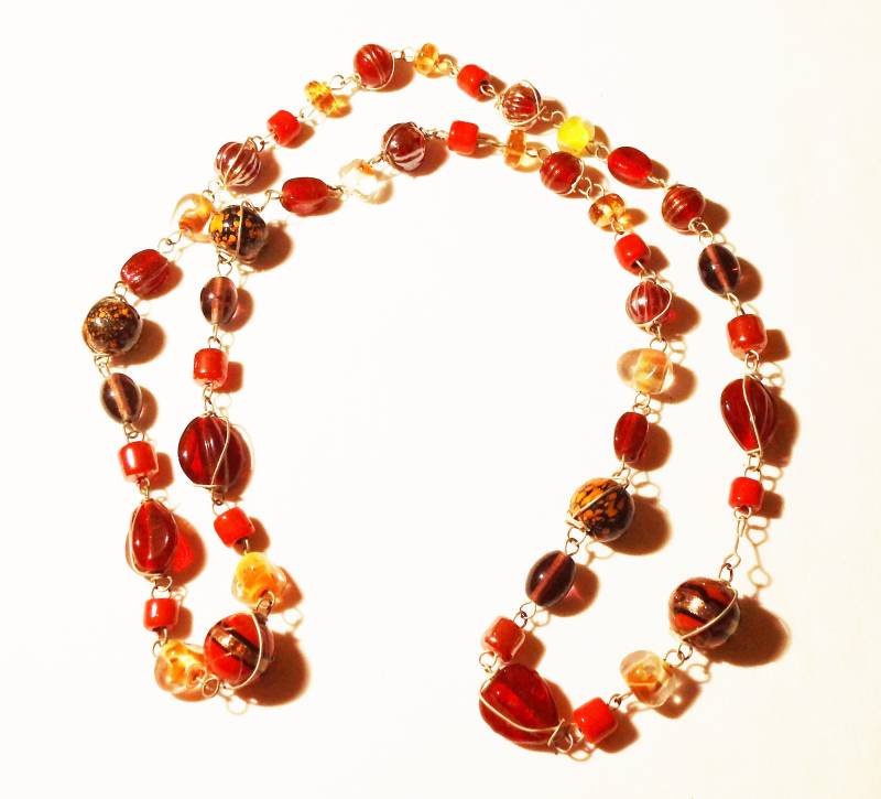 Glasperlenkette in Roten Tönen Mit Silberfarbenen Drahtverbindungen, Kette Der 70Er Jahre, Hippie, Geschenk Frauen, Art 627191147 von goldknoepfchen