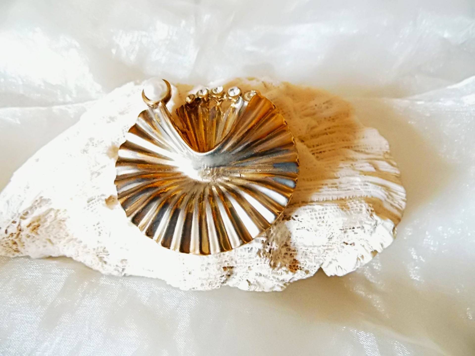 Goldfarbene Gefältete Brosche Aus Metall Mit Glaskristallen, Geschenk Frauen, 80Er Jahre Anstecknadel, Edler Anstecker, Art 627190979 Goldfarbene Gefältete Brosche Aus Metall Mit Glaskristallen, Geschenk Frauen, 80Er Jahre Anstecknadel, Edler Anstecker, Art 627190979 von goldknoepfchen