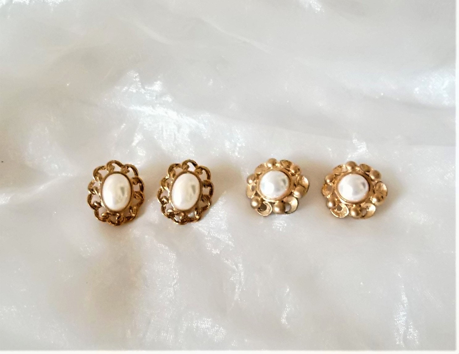 Goldfarbene Ohrclips Blüte Mit Perle, Ohrschmuck 70Er Jahre, Ohrringe Perlen, Geschenk Frauen, Hochzeit, Feste, Tanz, Show, Bühne, Art 737798754 von goldknoepfchen