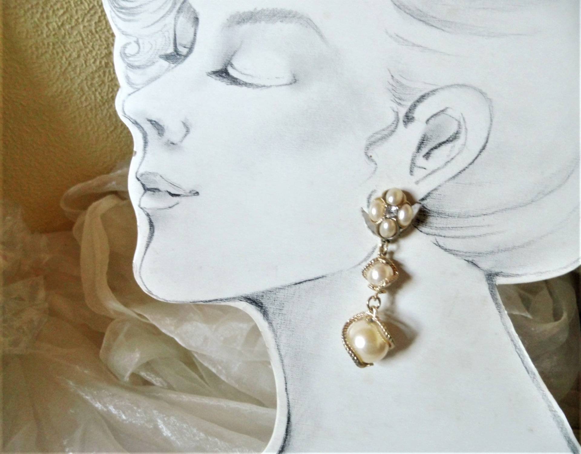 Goldfarbene Ohrringe, Ohrstecker Mit Perle Und Perlenkugel 70Er Jahre, Ohrschmuck Braut Hochzeit, Geschenk Frauen, Elegant, Art 768553017 von goldknoepfchen