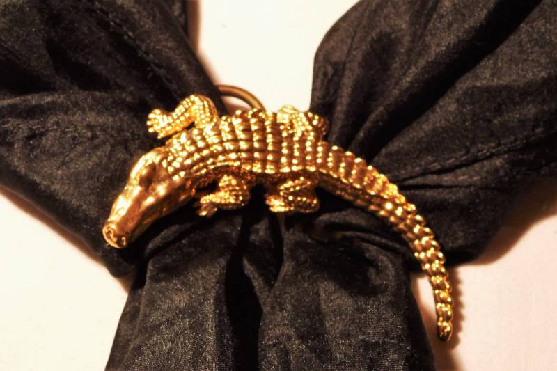 Goldfarbener Tuchhalter Krokodil, Durchzugstuchhalter, Shirtraffer 80Er Jahre, Modeschmuck Mit Tieren, Opulent, Elegant, Art 613352604 Goldfarbener Tuchhalter Krokodil, Durchzugstuchhalter, Shirtraffer 80Er Jahre, Modeschmuck Mit Tieren, Opulent, Elegant, Art 613352604 von goldknoepfchen