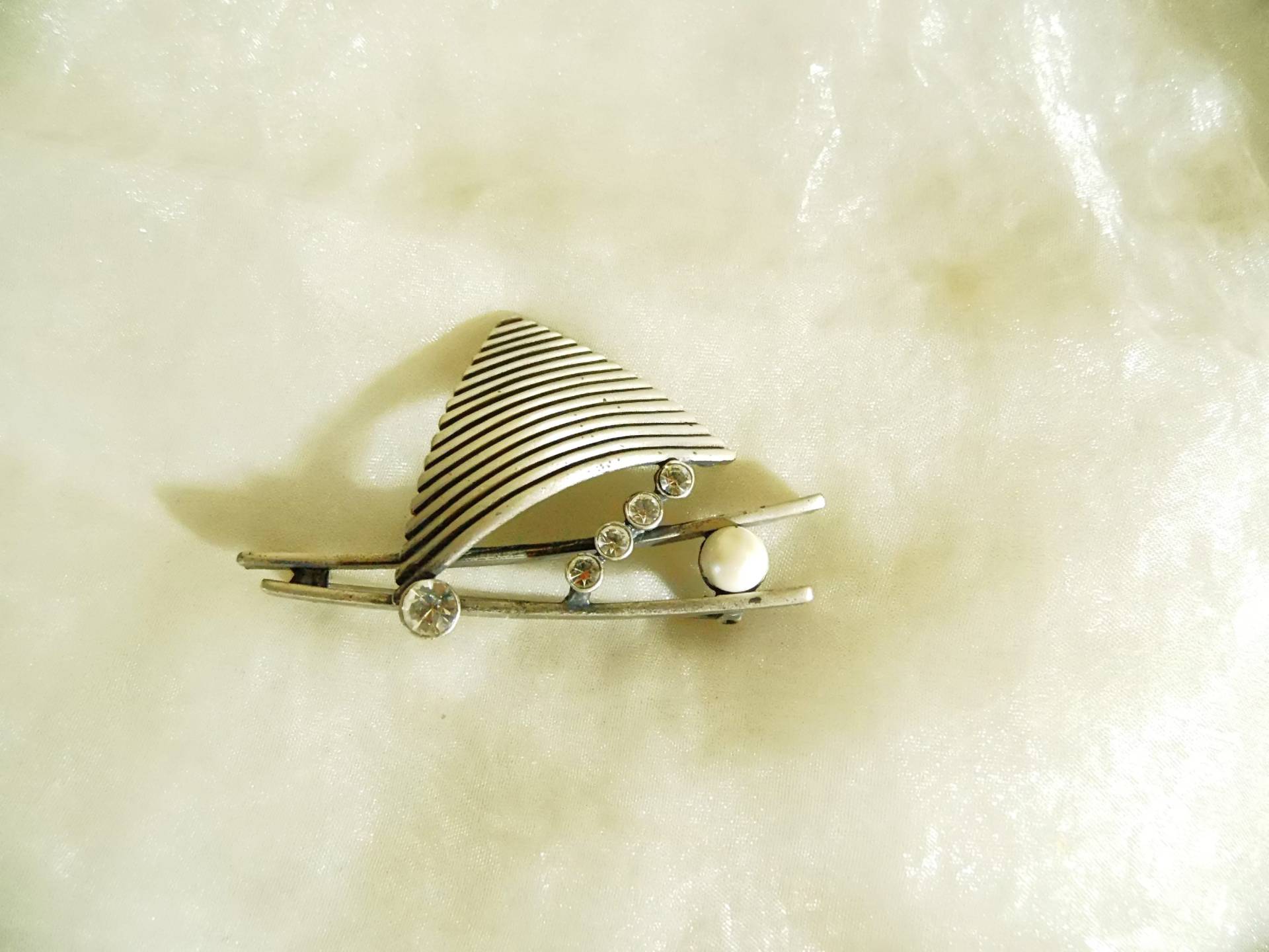 Große Brosche Mit Dreieck U. Glitzersteinen Als Hübsches Maritimes Vintage Geschenk Für Frauen Aus Den 80Er Jahren, Art 863272020 Große Brosche Mit Dreieck U. Glitzersteinen Als Hübsches Maritimes Vintage Geschenk Für Frauen Aus Den 80Er Jahren, Art 863272020 von goldknoepfchen